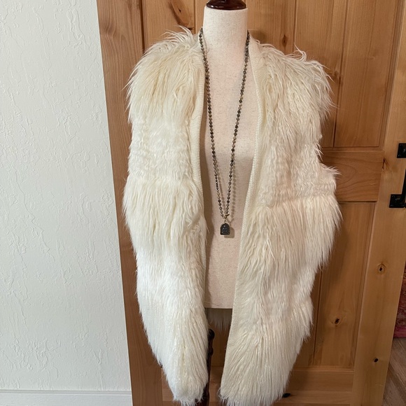 Rockin Faux Fur Vest in Cream - Picture 1 of 3
